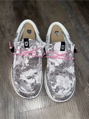worn once, bought wrong size 🤦🏼‍♀️ 
Howitzer Women's Canvas Slip-On Shoes - Pink